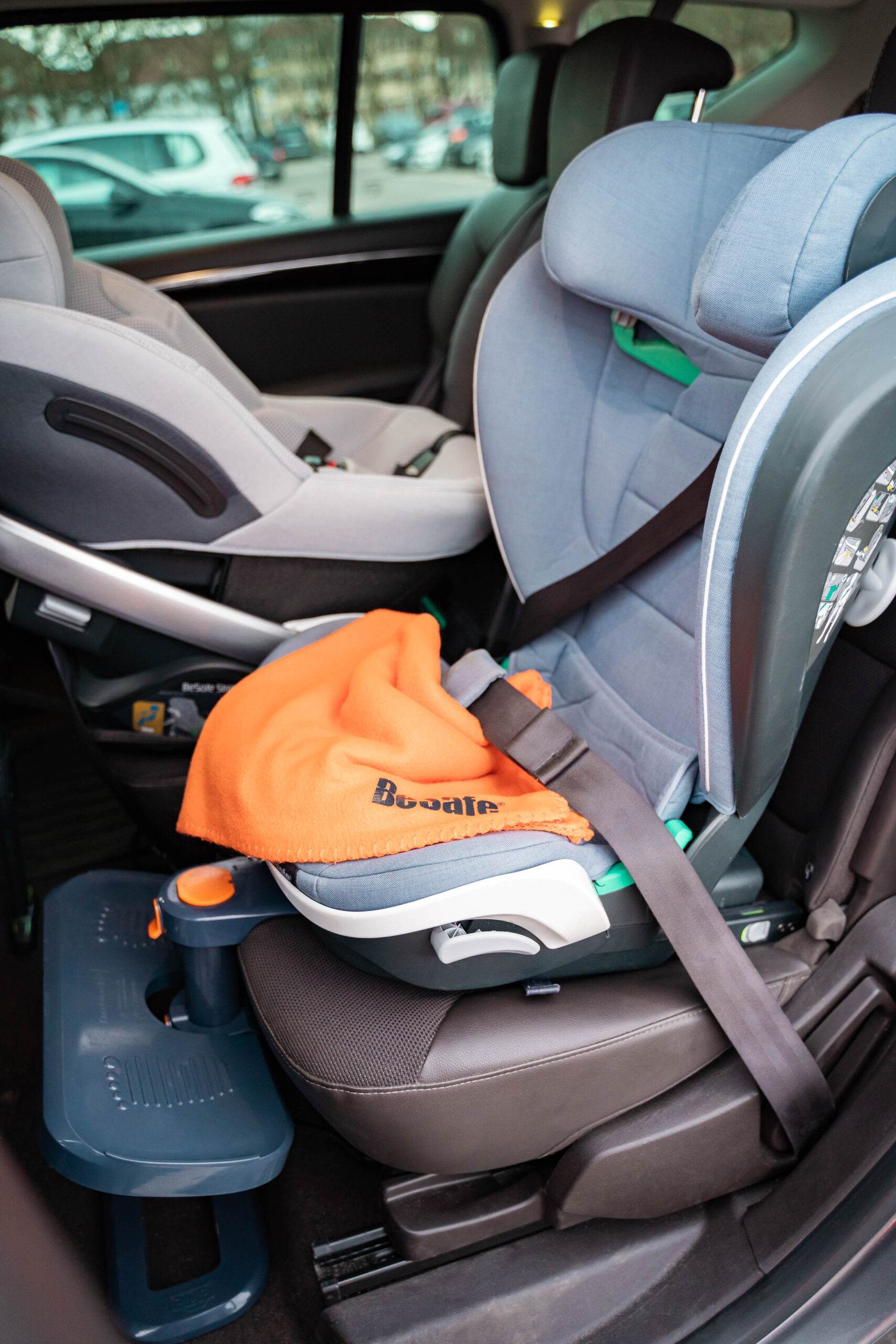 KneeGuardKids4 oslonac za noge + BeSafe Flex FIX 2 autosjedalica (100 - 150 cm) - Slika 9