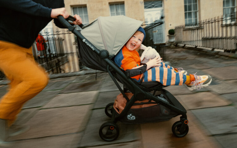 Ergobaby Metro 3 vs. Metro 3 Deluxe kompaktna kolica: Koja je razlika i kako odabrati?