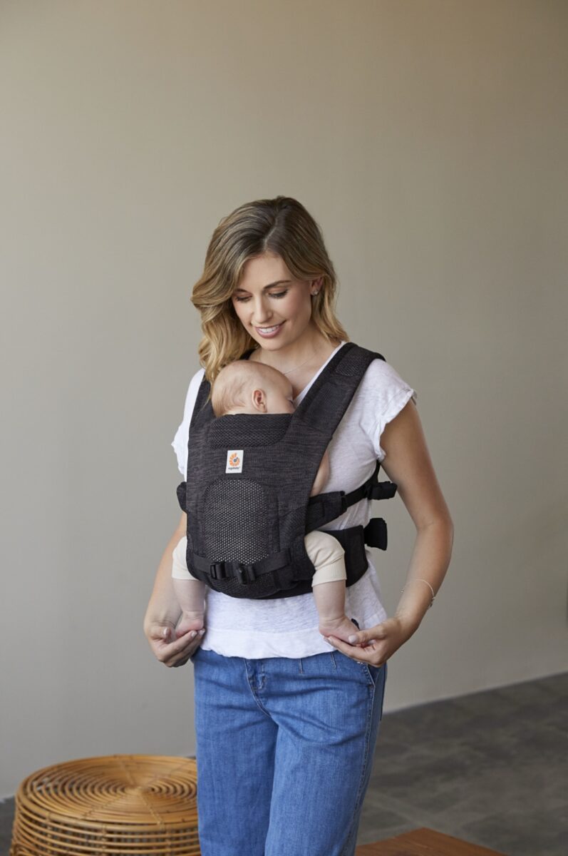 Ergobaby Aerloom ogljena/črna - RAZSTAVNI IZDELEK - Image 2