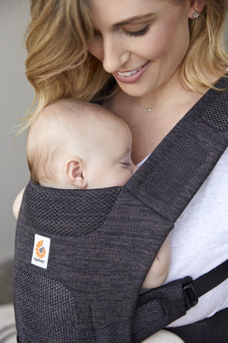 Ergobaby Aerloom ogljena/črna - RAZSTAVNI IZDELEK - Image 4