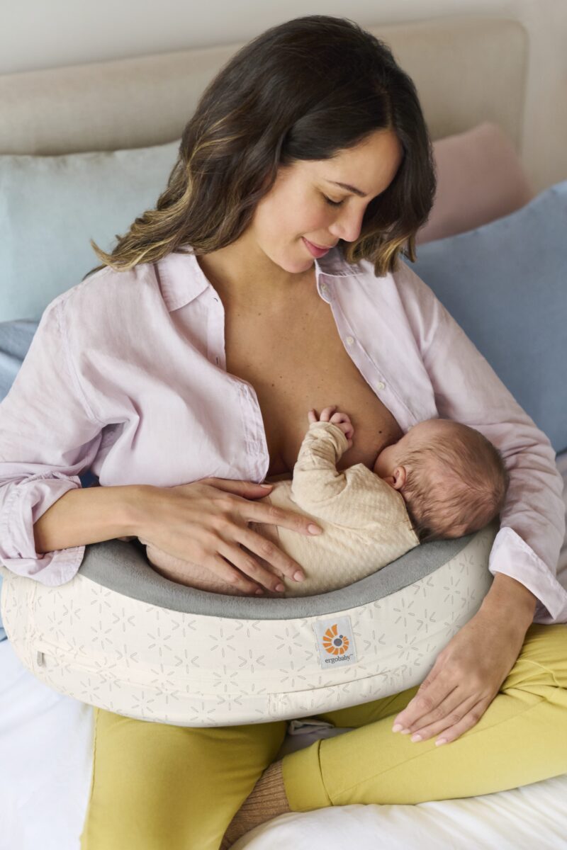 Ergobaby dojilna blazina s pasom - Starlight Cream - slika 2