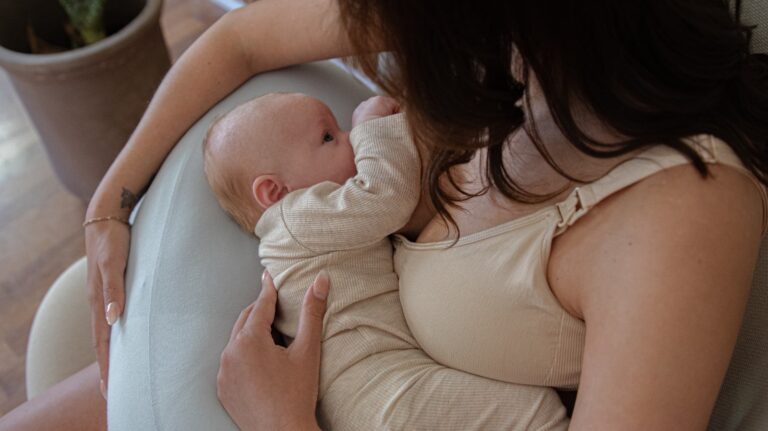 Kako dojiti bez boli: 3 preduvjeta za ugodno dojenje