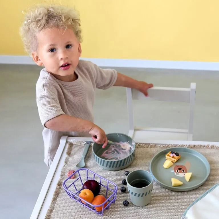 Lässig komplet jedilnega pribora PP/celuloza Tiny Team Dog (krožnik, skleda, skodelica, žlica)